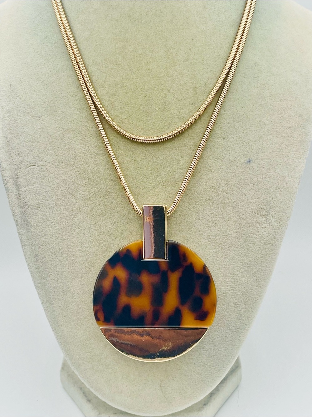 Gold-Tone Tortoiseshell Round Pendant Necklace. 30 inches long with a 3 incgrsgè